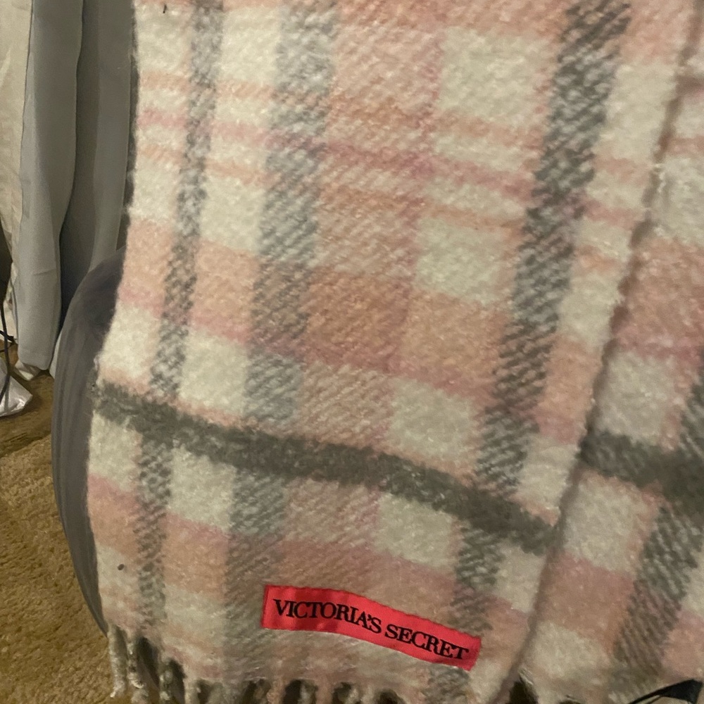 VICTORIA'S SECRET
Cozy Plaid Scarf